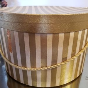 VINTAGE HAT BOX 11 INCHES ROUND 7 INCHES DEEP